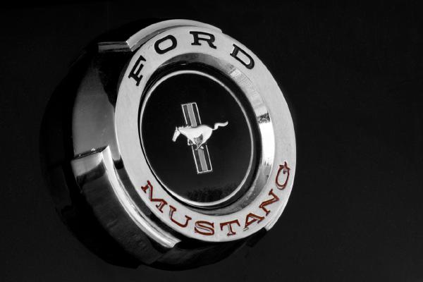 ford-mustang-zeichen