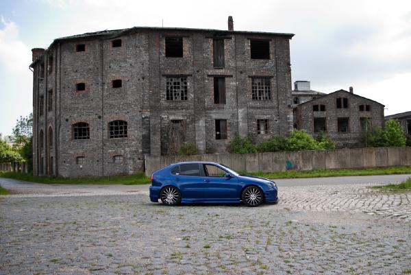 seat-leon-vor-industrie-gebaeude