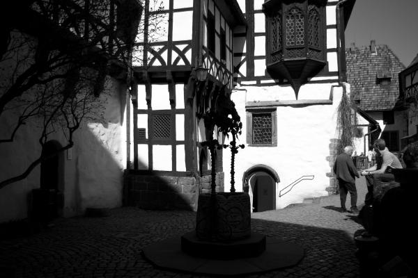 brunnen-im-schatten