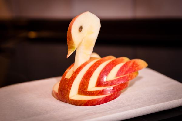Apfelschwan schnitzen