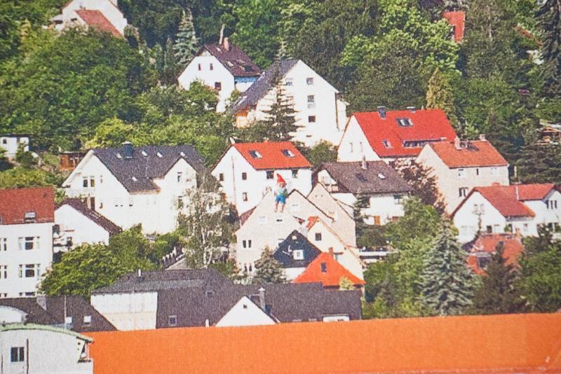 kartenzwerg-auf-dach
