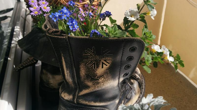 springerstiefel-blumen-seitlich